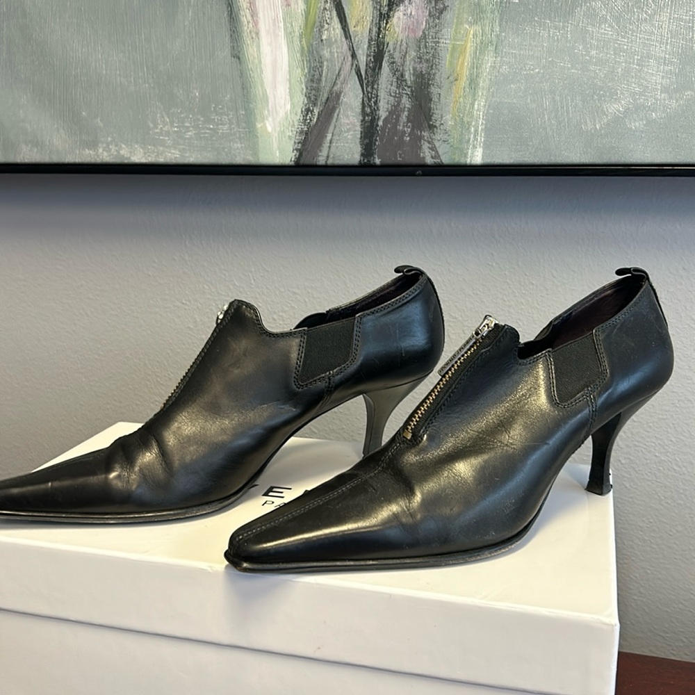 Donald J Pliner bootie shoes with centre zip. Lined in black leather.